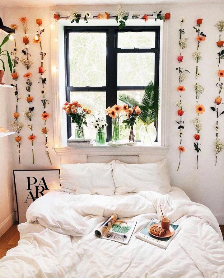 Flowers hanging on the wall via @Viktoria.Dahlberg