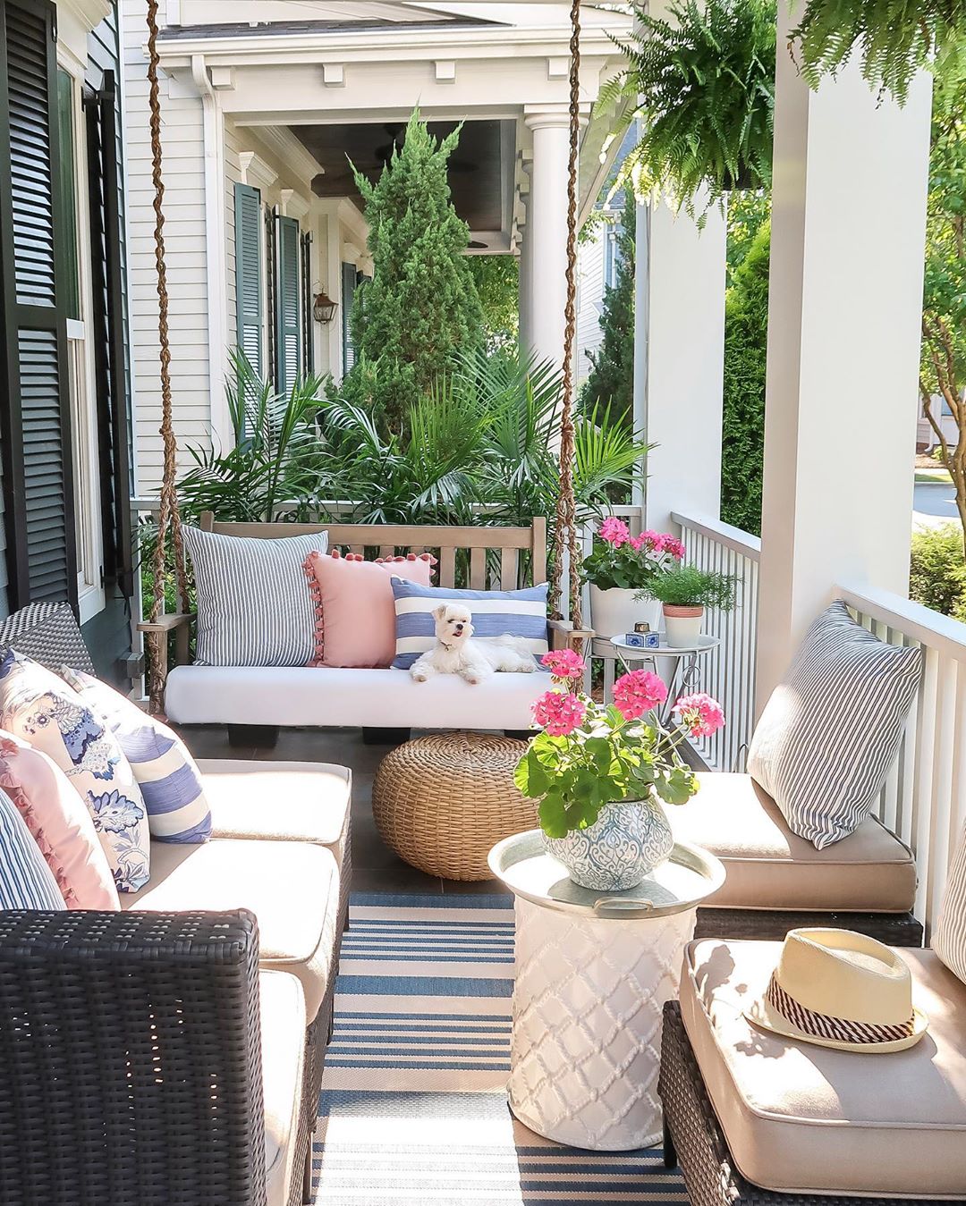 Front porch patio furniture decor idea via @porchdaydreamer