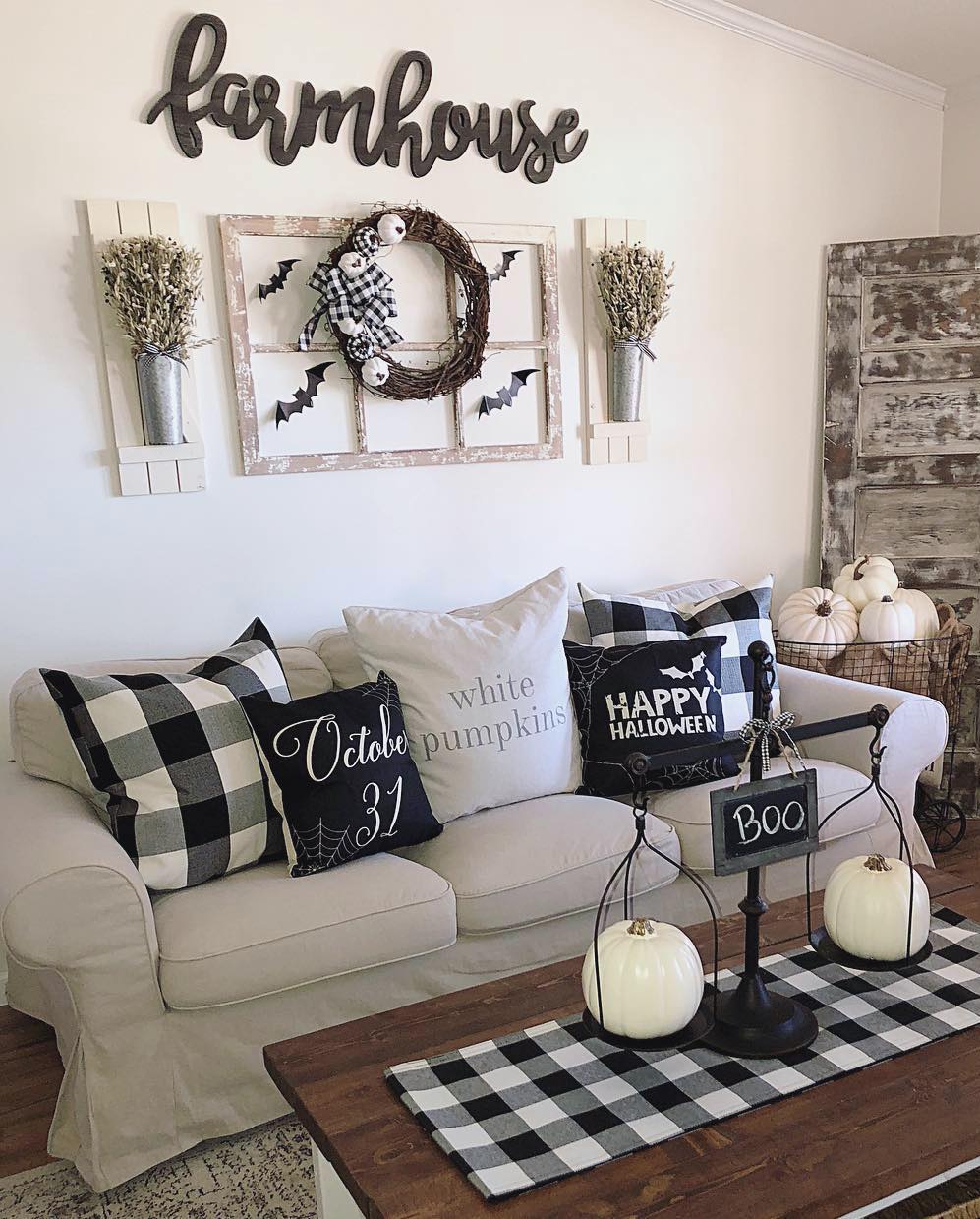 Halloween Throw Pillows Decor via @mycarolinafarmhouse