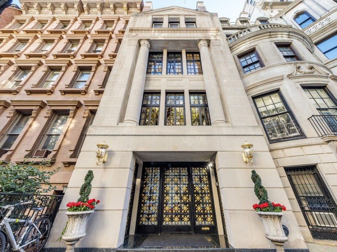 NYC Townhouse East 64th street douglaselliman