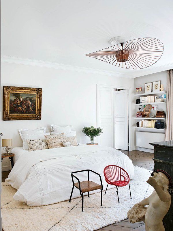 Parisian bedroom with Vintage artwork via Nuevo Estilo Caroline Gayral