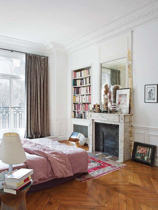 Parisian bedroom with bookshelf decor via Nuevo Estilo Delphine de Canecaude