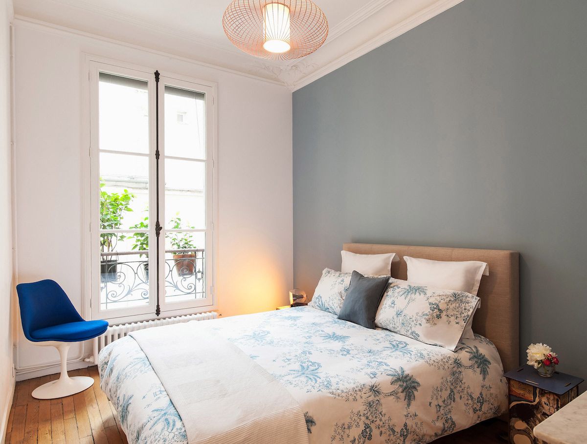 Parisian bedroom with mid-century modern swivel chair via havenin