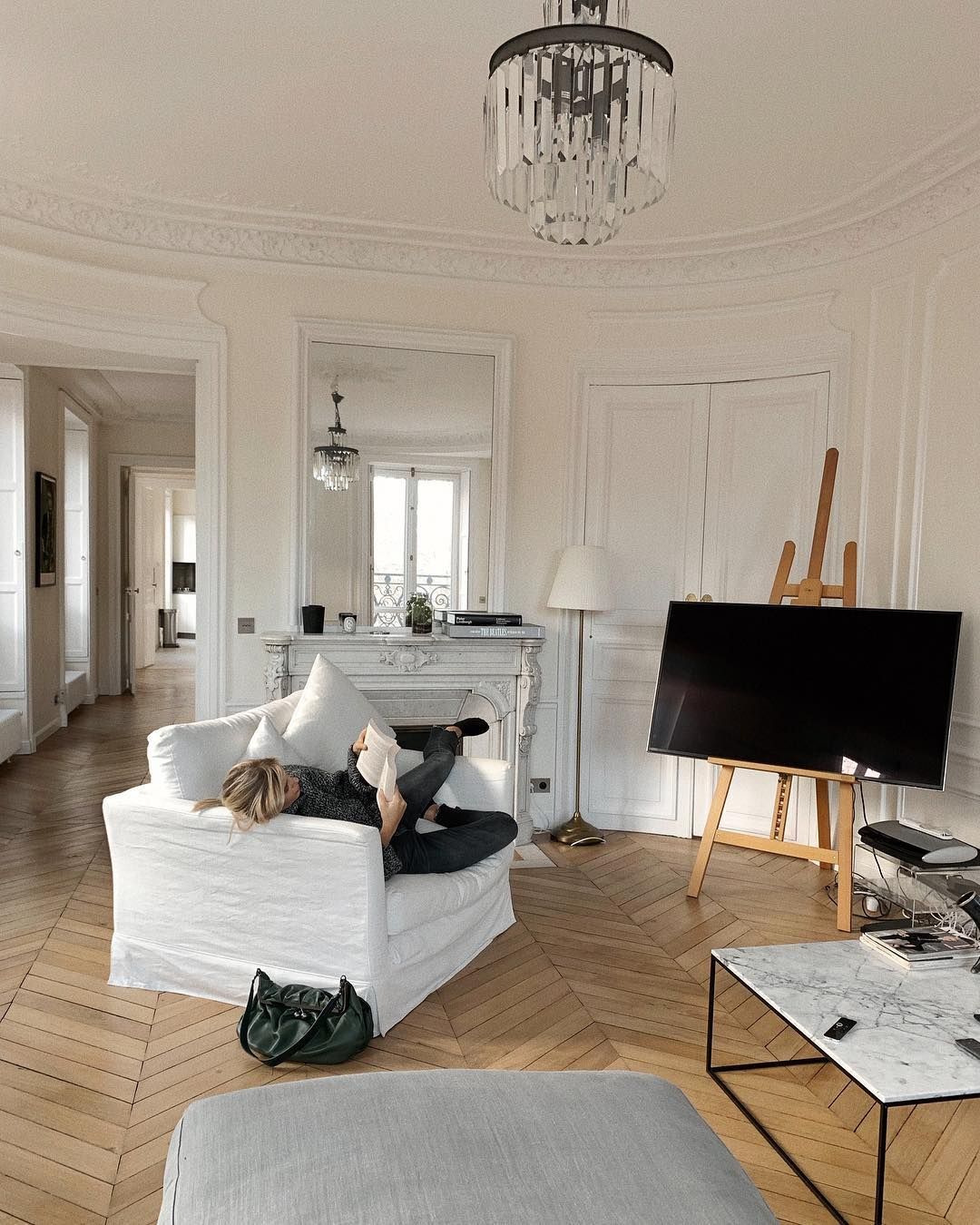 Parisian living room with TV on easel via @xeniaadonts