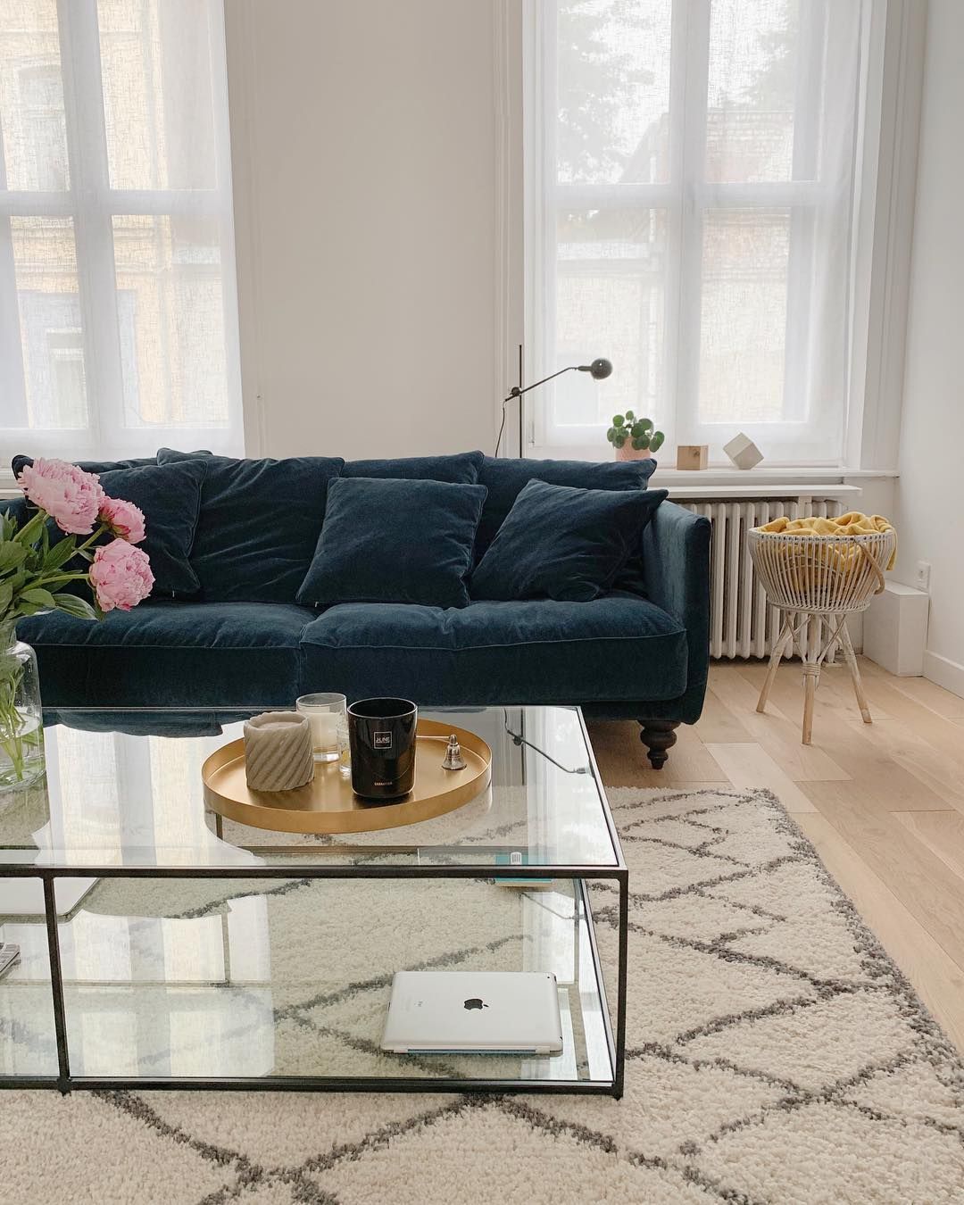 Parisian living room with dark blue velvet sofa via @helina.hh