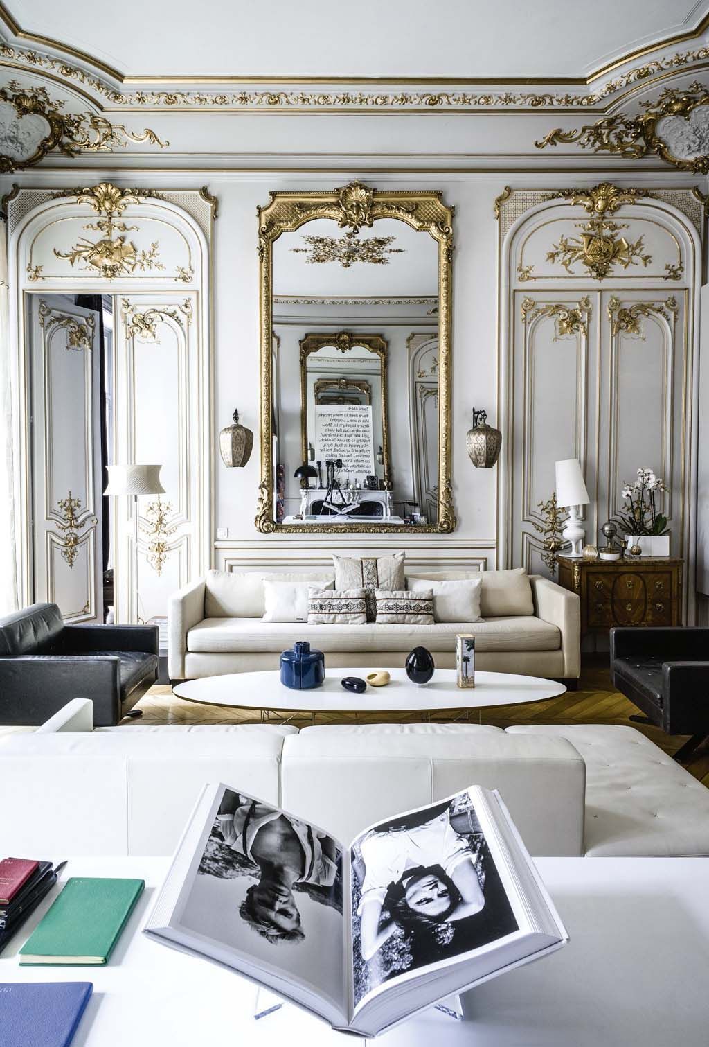 Parisian living room with gold moulding on the wall via CoteMaison Capucine Gougenheim-Geagea