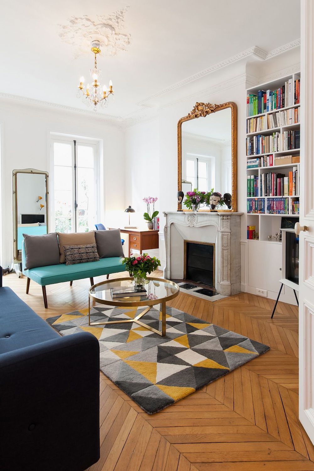 Parisian living room with mid-century modern rug and furniture via havenin