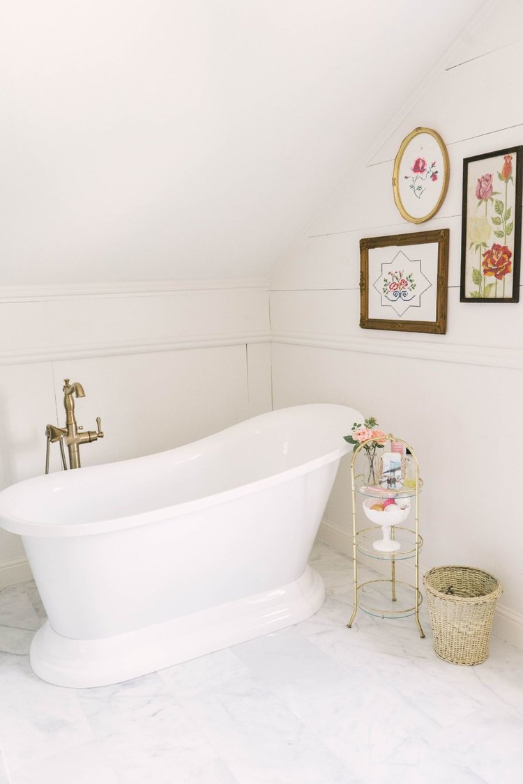 Vintage Bathroom tub via Farmhouse Living