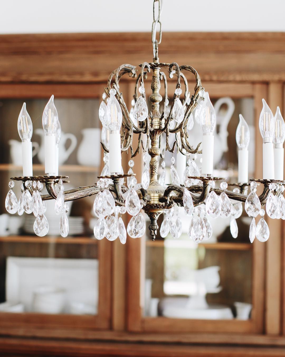 Vintage Dining room chandelier via @bloomingivylane_15
