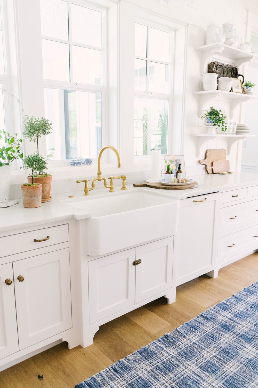 Vintage Kitchen with Farmhouse sink via Farmhouse Living