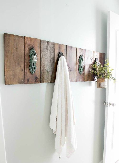 DIY Antique Door Knob Towel Rack via Blesserhouse