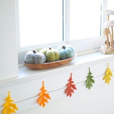 DIY Autumn Colored Felt Leaf Garland via themagiconions