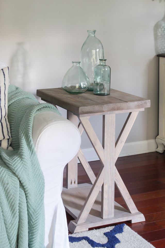 DIY Farmhouse End Table via buildsomething and shadesofblueinteriors