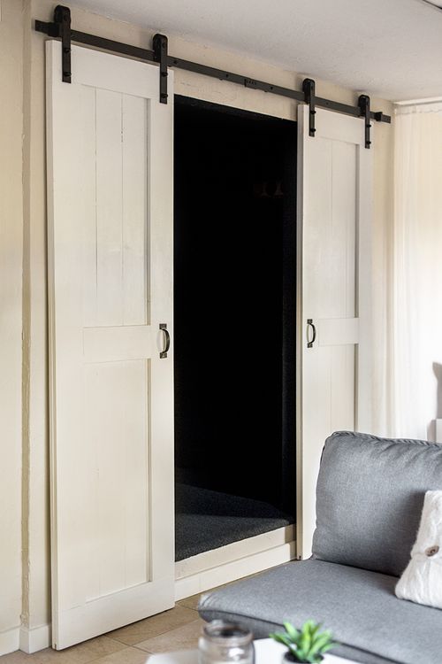 DIY Farmhouse Interior Barn Doors via jennasuedesign