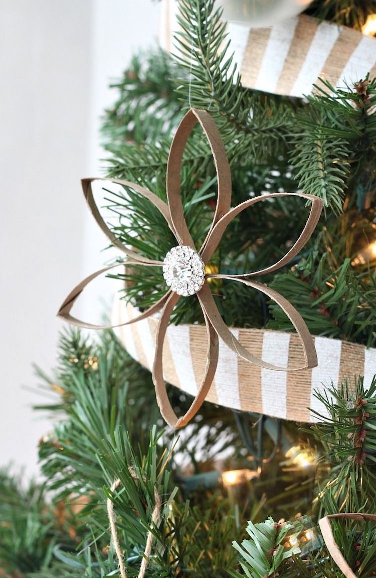 DIY toilet paper roll star ornament via loveoffamilyandhome