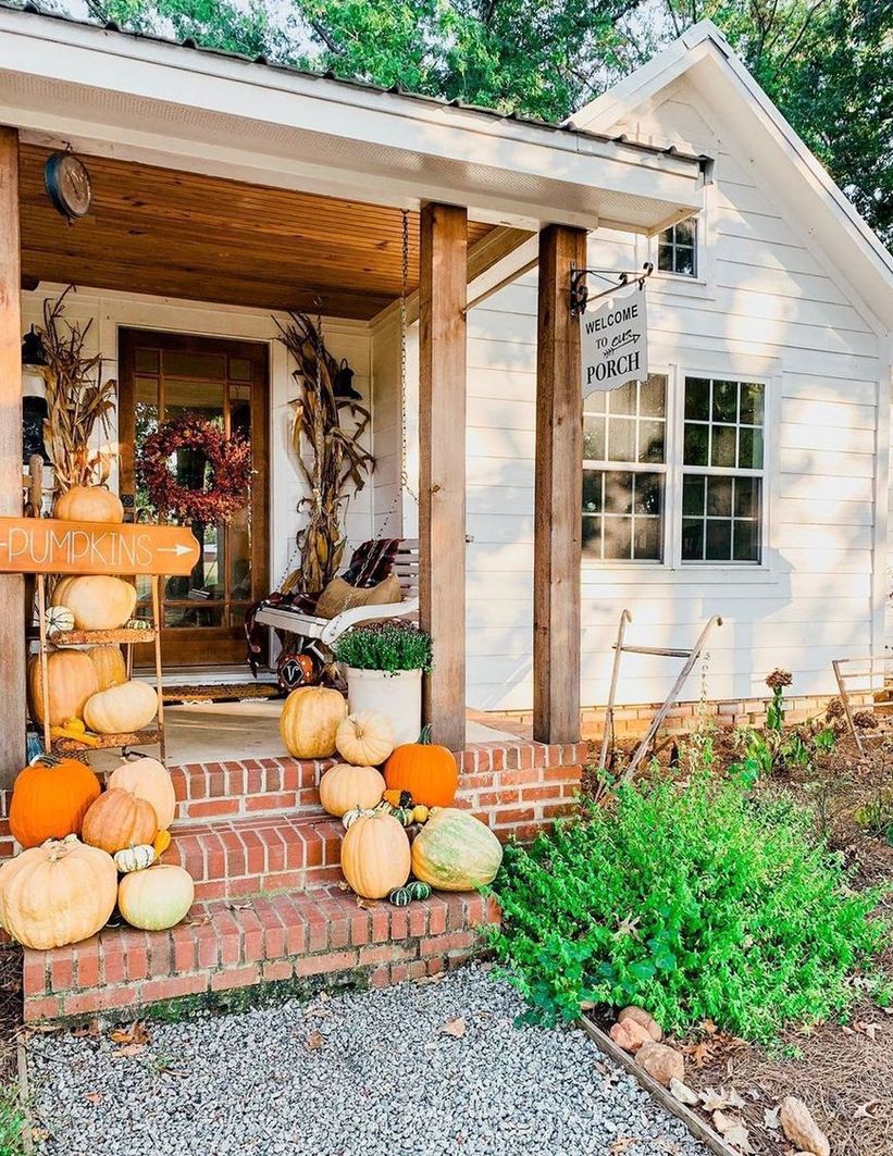 Fall Pumpkin Porch Decor via @2561farmhouse