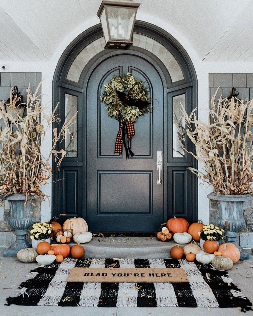 Fall front porch with black and white rug via @rachparcell