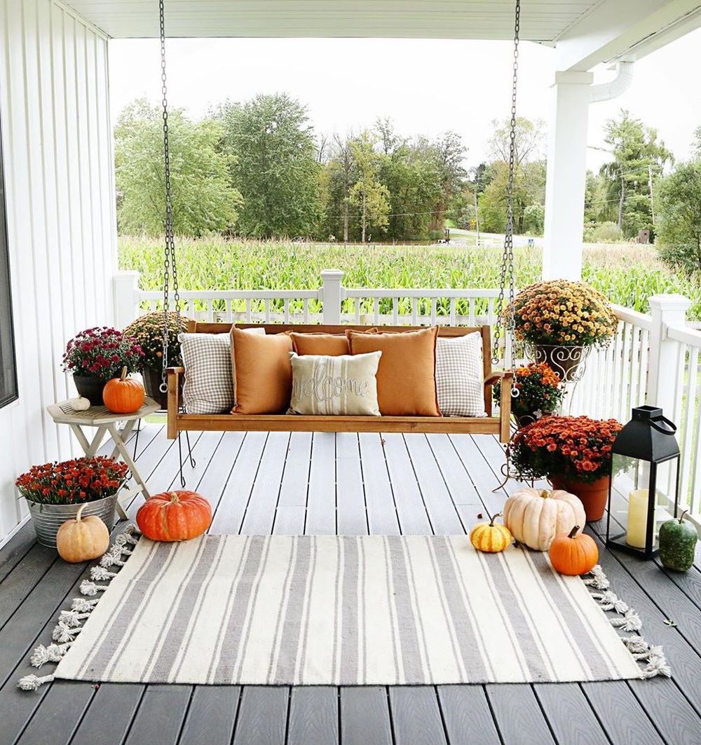 Fall front porch with cozy porch swing and mums via @sugarmaplefarmhouse