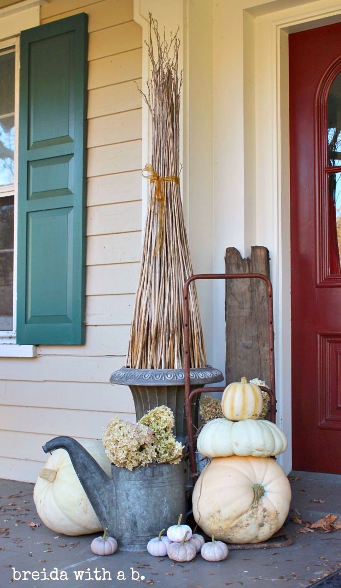 Fall front porch with watering can via breidawithab