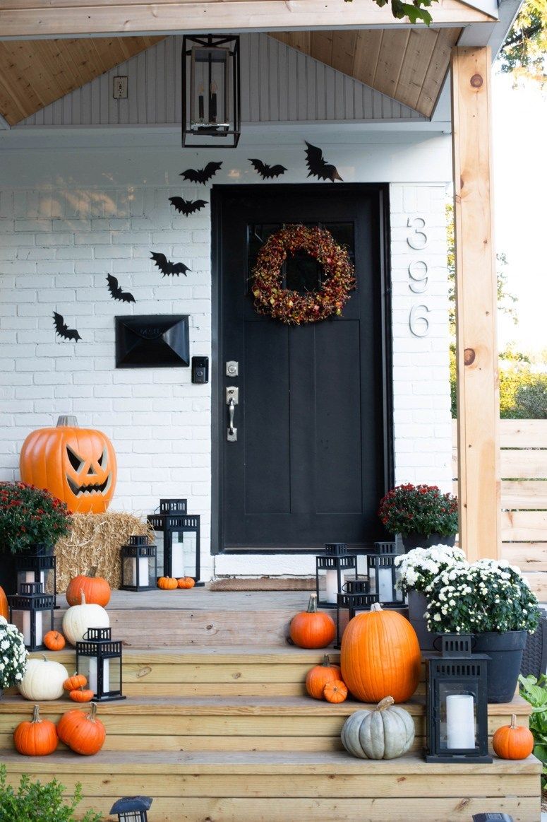 Halloween front porch decor with black front door via @daniellegutelli