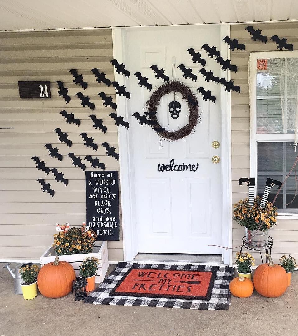 Halloween front porch decor via @initialedcottagehome