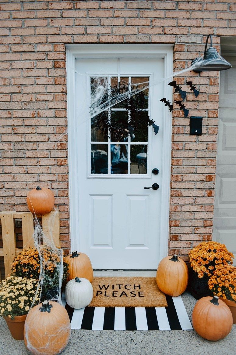 Halloween front porch decor via @kourtnileigh