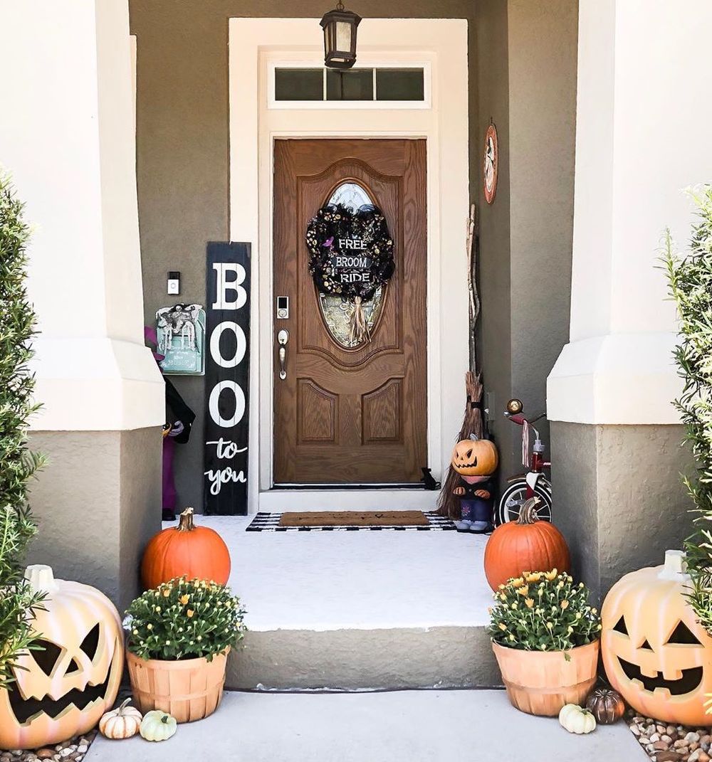 Halloween front porch decor via @modernvintagefarmhouse