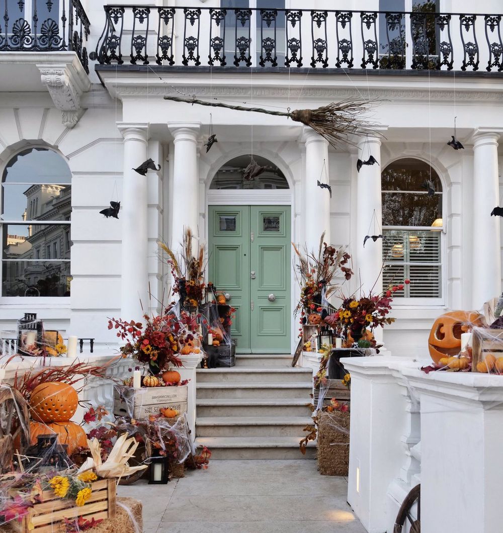 Halloween front porch decor via ArabellaGolby