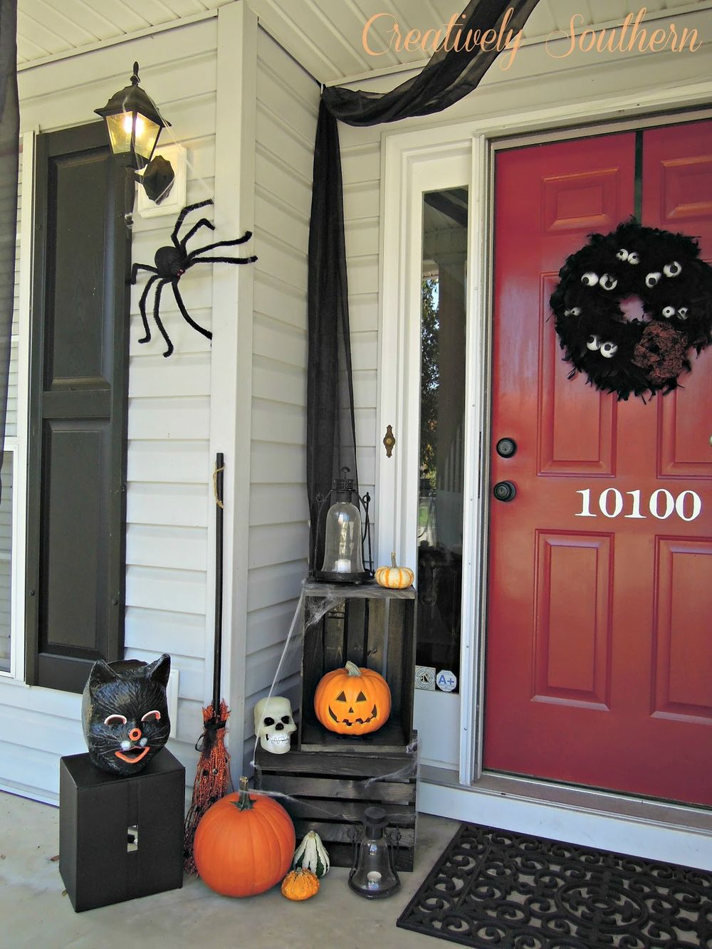 Halloween front porch decor via creativelysouthern