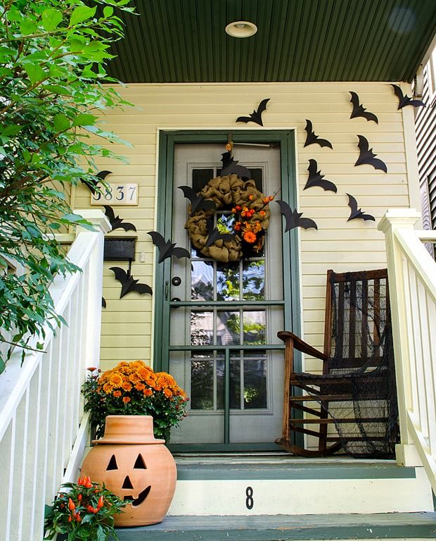 Halloween front porch decor via itallstartedwithpaint