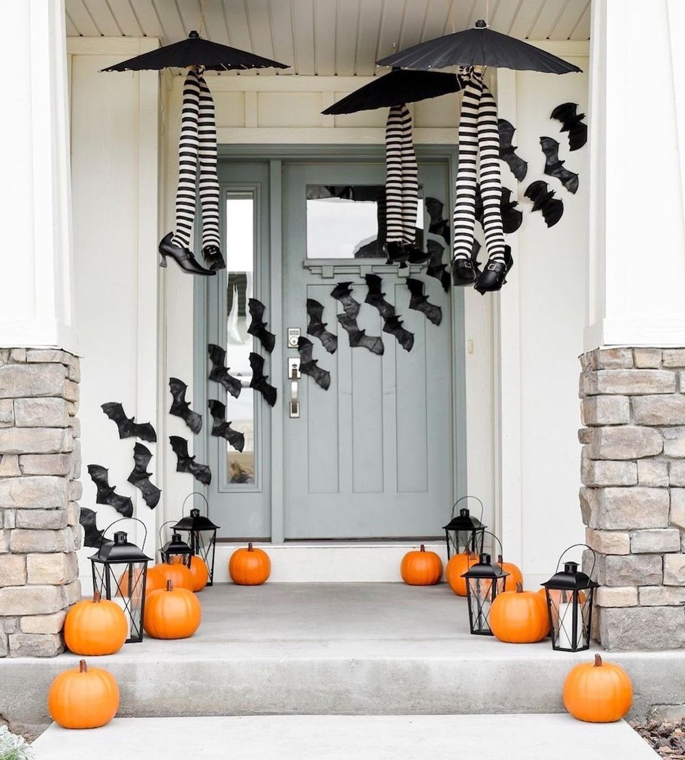 Halloween front porch with bats on front door via @karaspartyideas