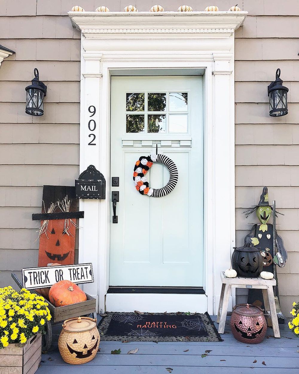 Halloween front porch via @the_seasoned_home