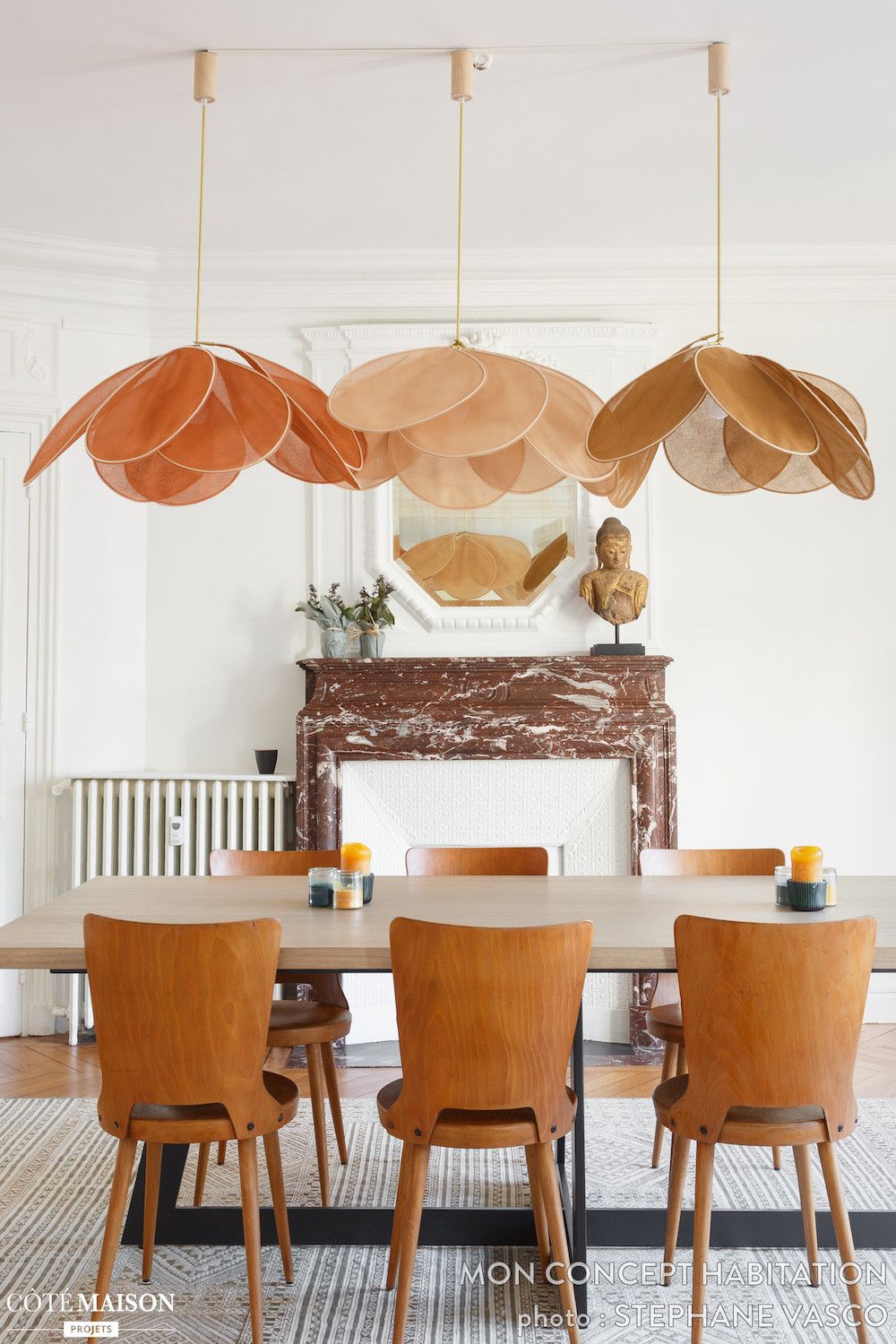 Parisian dining room with brown Mid-century modern chairs via Mon Concept Habitation CoteMaison