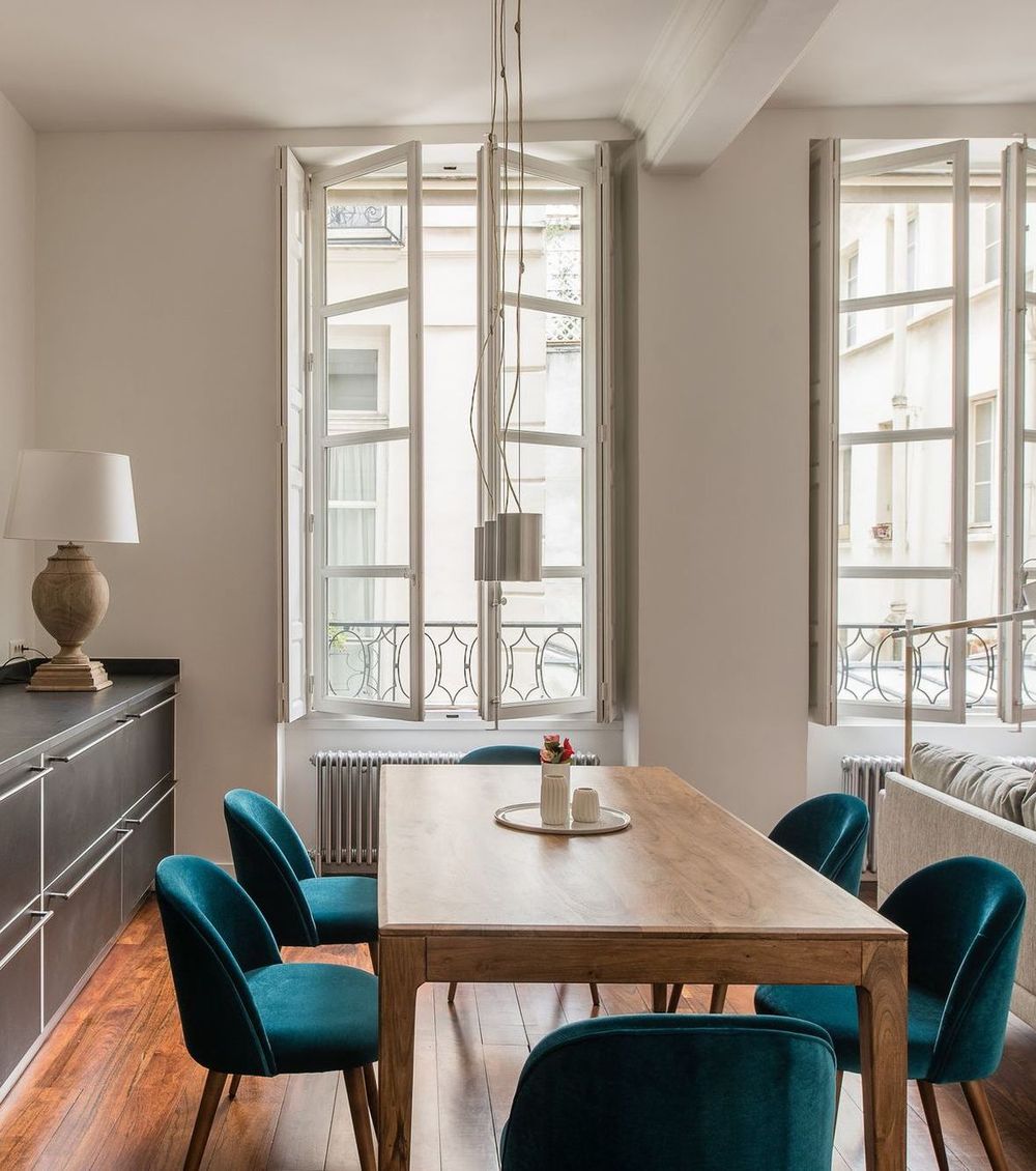 Parisian dining room with turquoise velvet dining chairs via CoteMaison