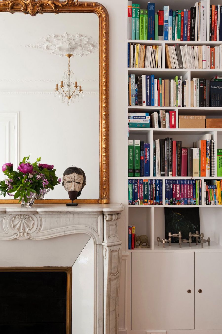 Parisian fireplace next to a bookshelf via havenin