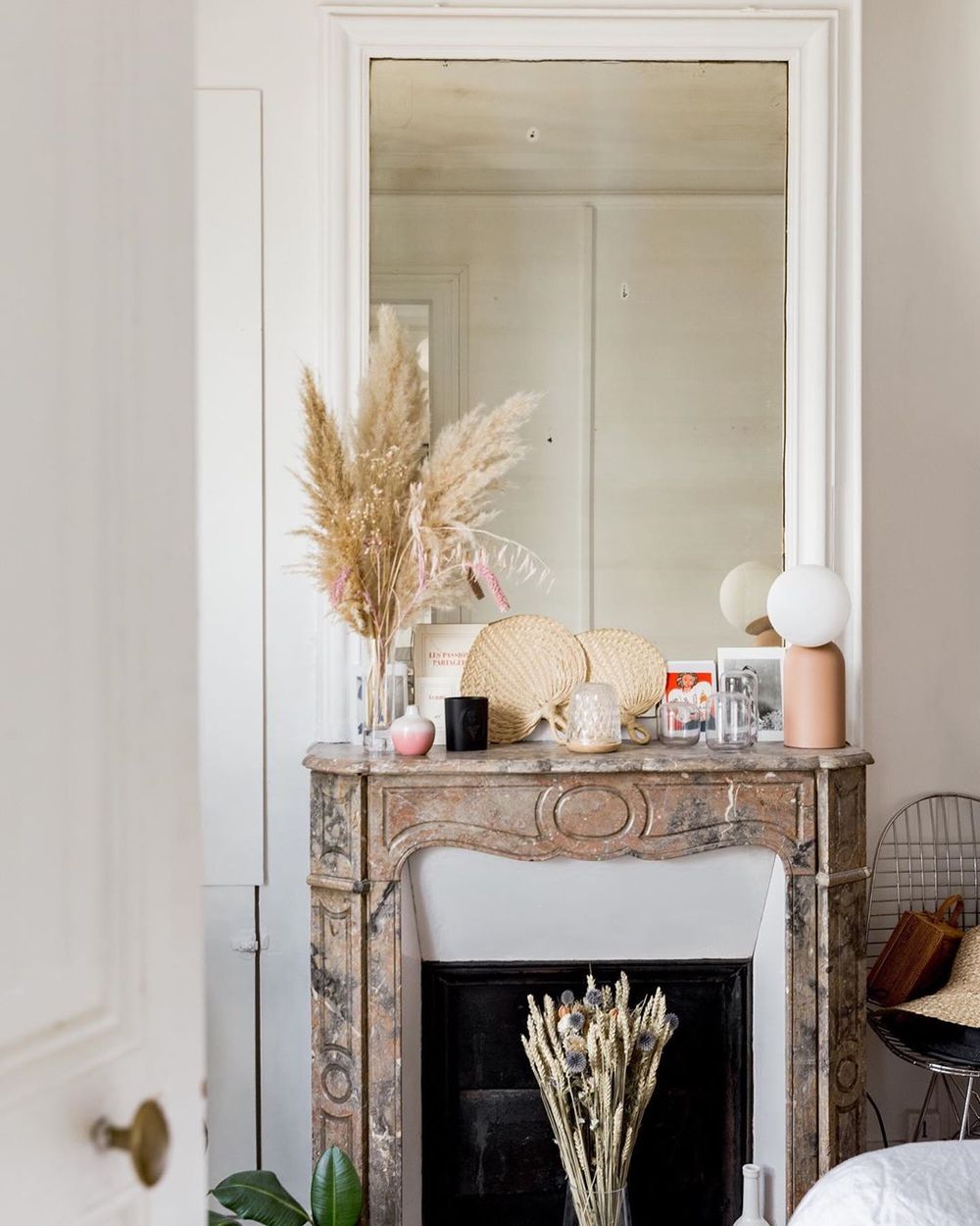 Parisian fireplace via @ruerodier