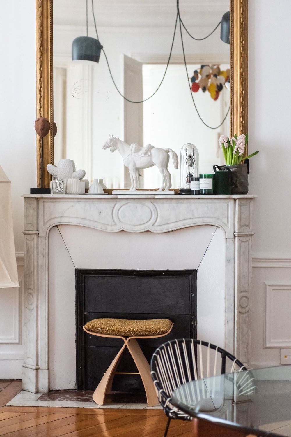 Parisian fireplace via aline-belda the socialite family