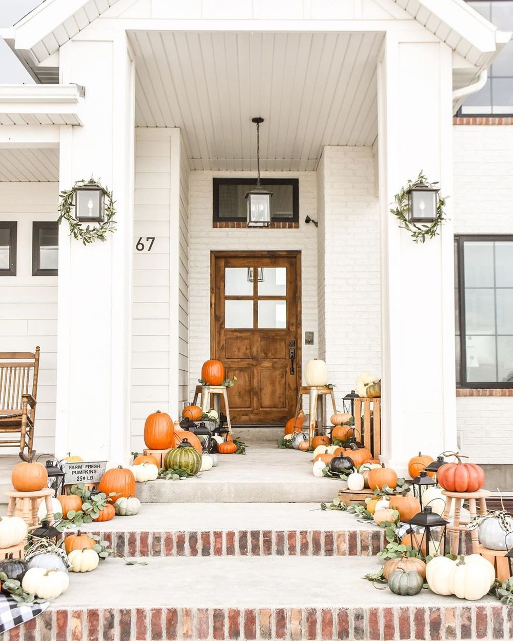 Pumpkin pathway Fall Front Porch decor via @karaspartyideas