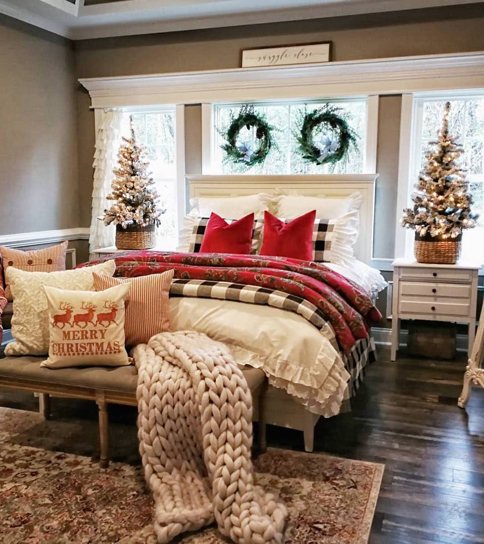 Christmas Bedroom Decorations via @bridgewaydesigns