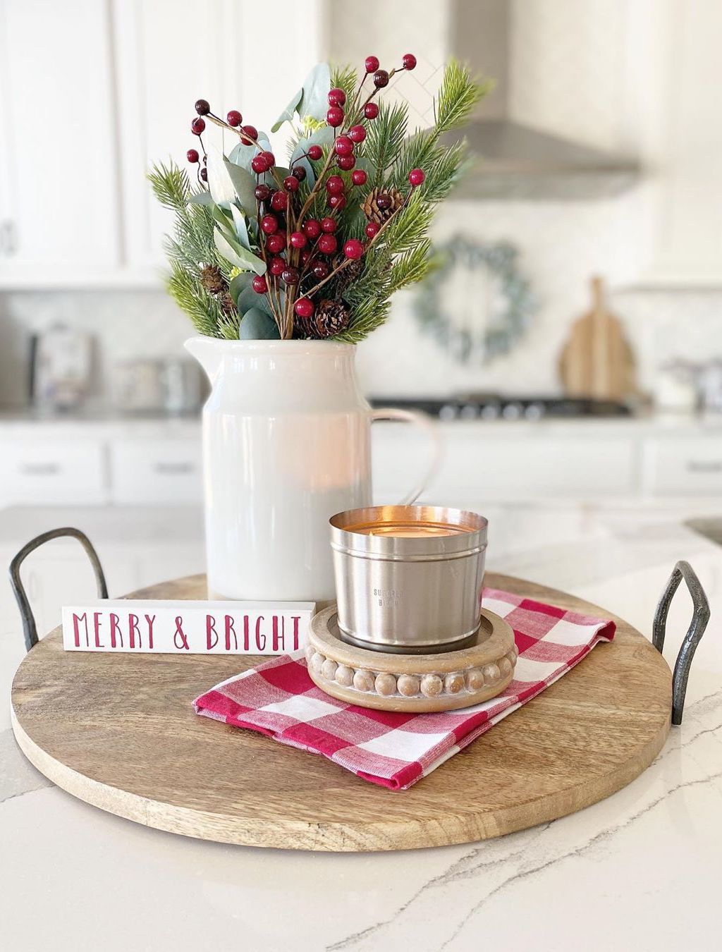 Christmas Kitchen Tray Decor via @hillviewhomestyle