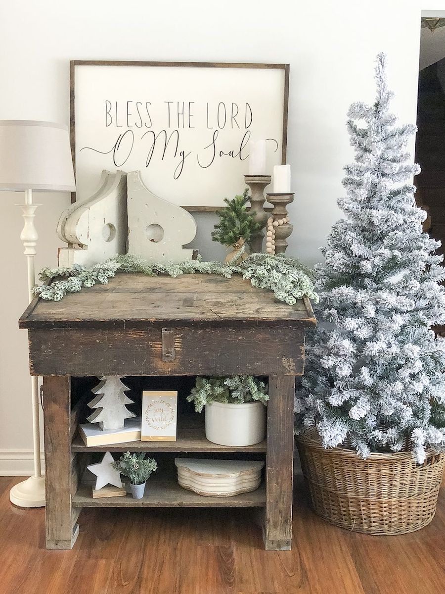 Farmhouse Christmas Decorations via @graceinmyspace