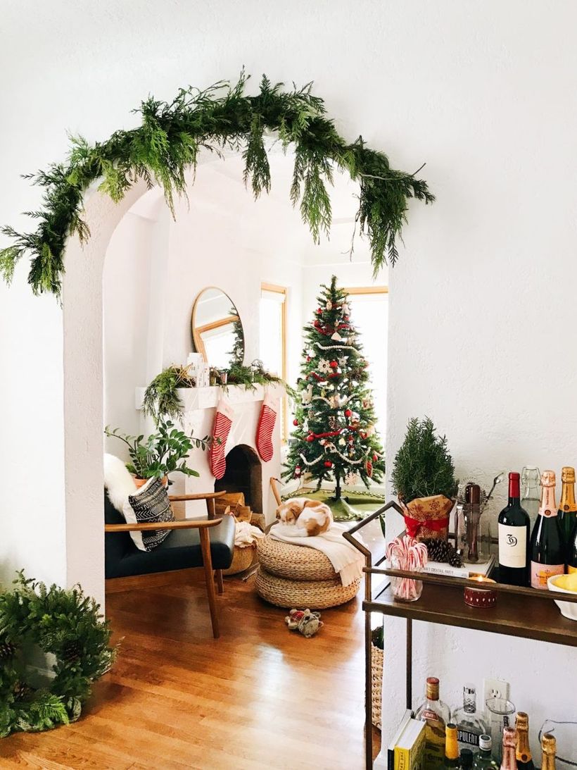 Mid-century Modern Doorway Arch Christmas Decor via newdarlings