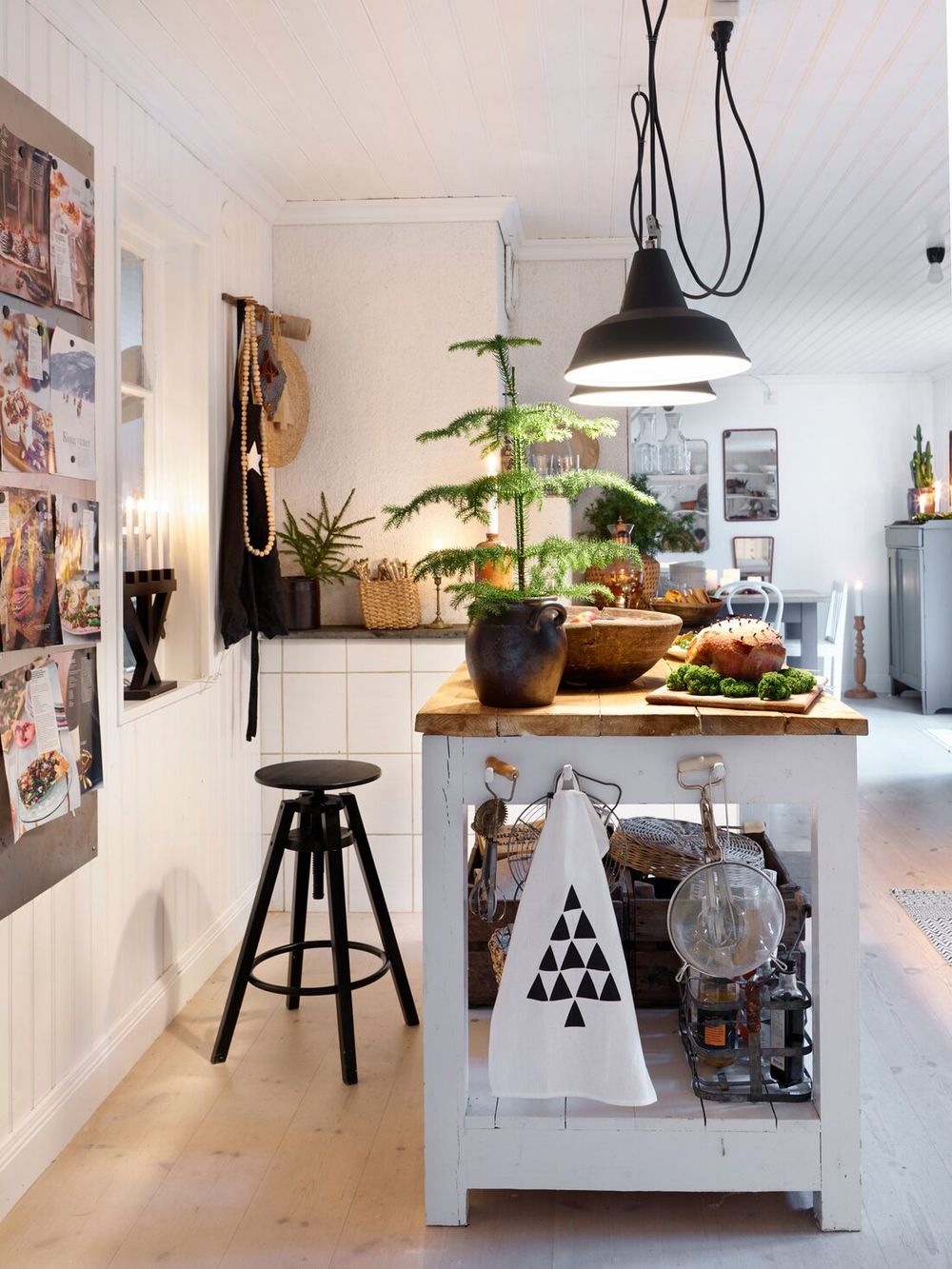 Mini Christmas Tree in Scandi Kitchen via skonahem