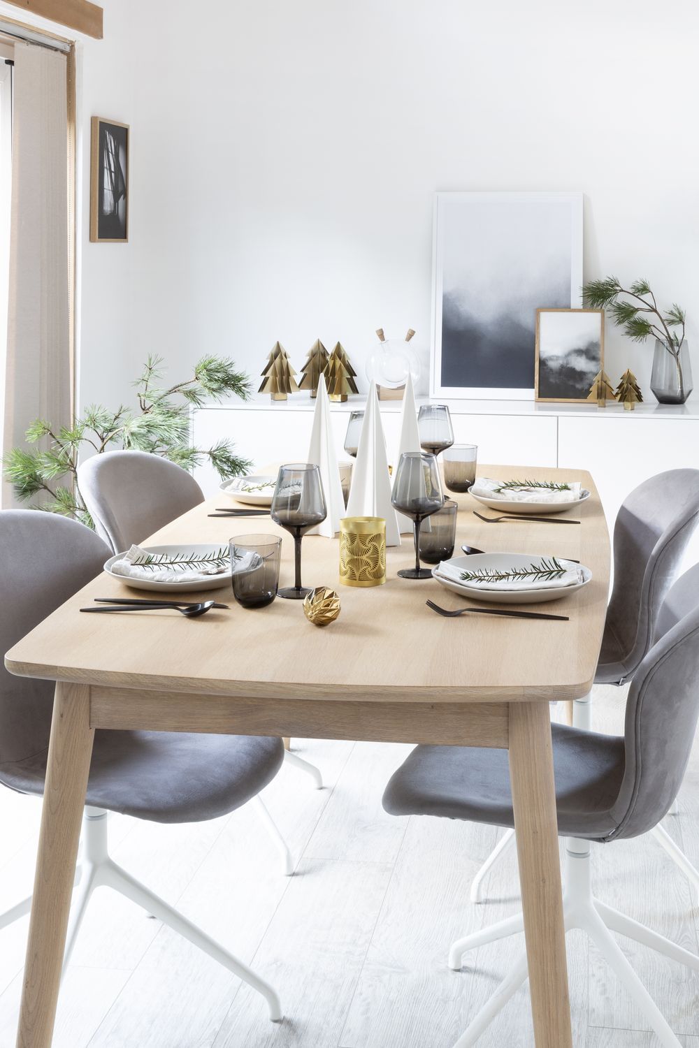 Minimalist Scandi Christmas Dining Room Table Decor via HegeinFrance