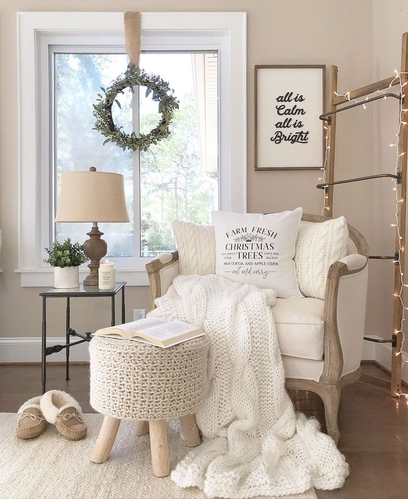 Neutral Christmas Reading Nook Decor via @caligirlinasouthernworld