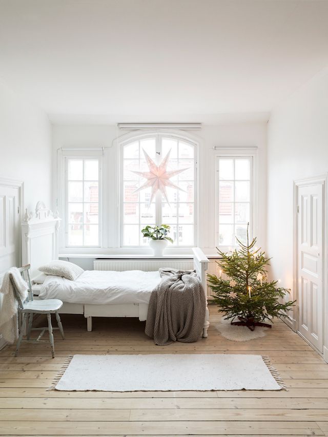 Scandi Christmas Bedroom Decor via Carina Olander