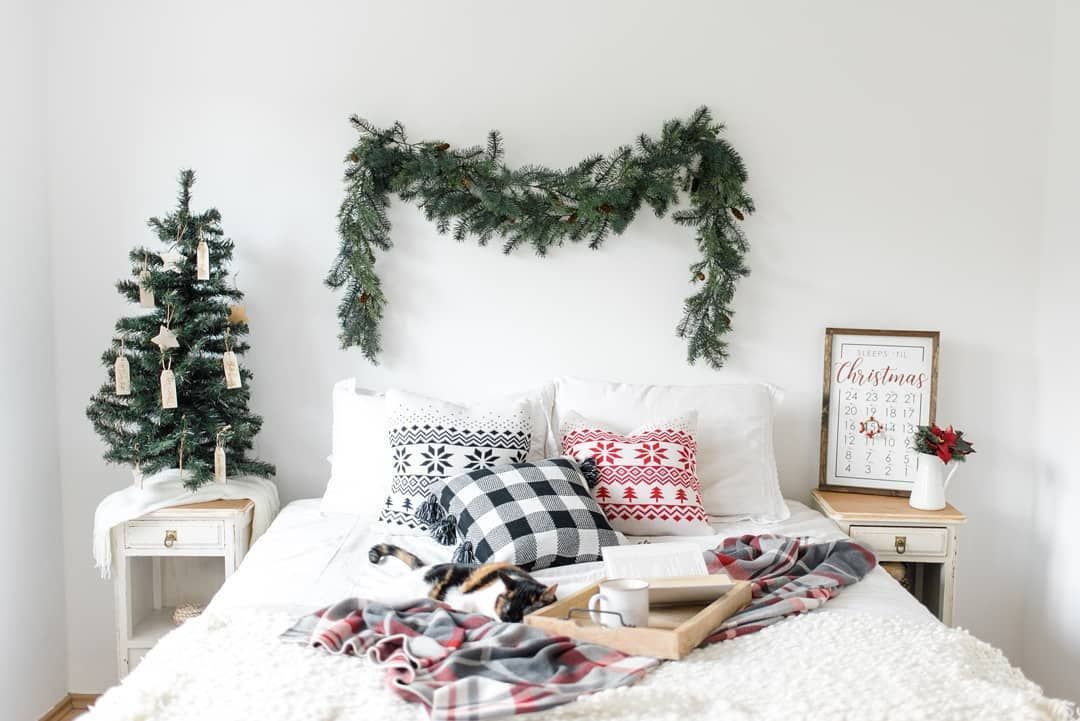 Scandi Christmas Bedroom with Evergreen Garland via @oakknollcreations