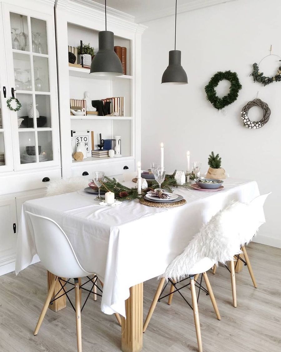 Scandi Christmas Dining Room Decor via @peli_pecas