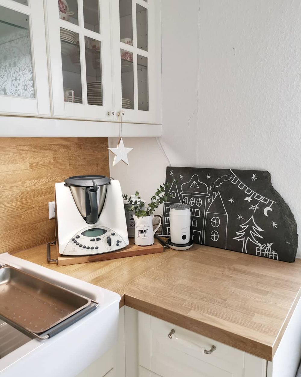 Simple Scandi Christmas Kitchen corner decor via @_______m_arina