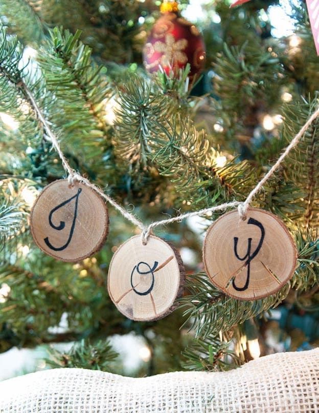 Wood Slice DIY Christmas Ornament Banner via housefulofhandmade